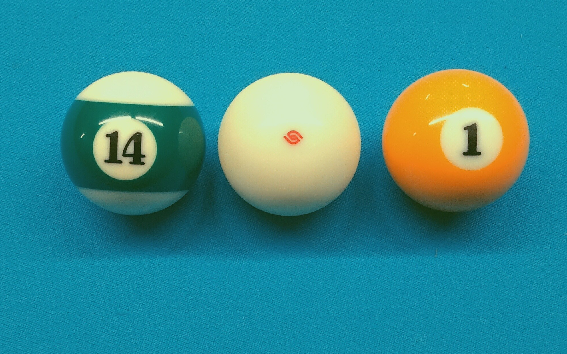 3 billes mises côte à côte sur un tapis US pour former 14-1